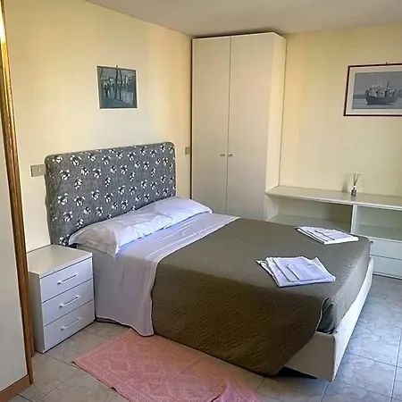 2 Bedroom With One Bathroom And Penthouse 3 Bedroom And 2 Bathroom Included With Umbrella And Sunbeds